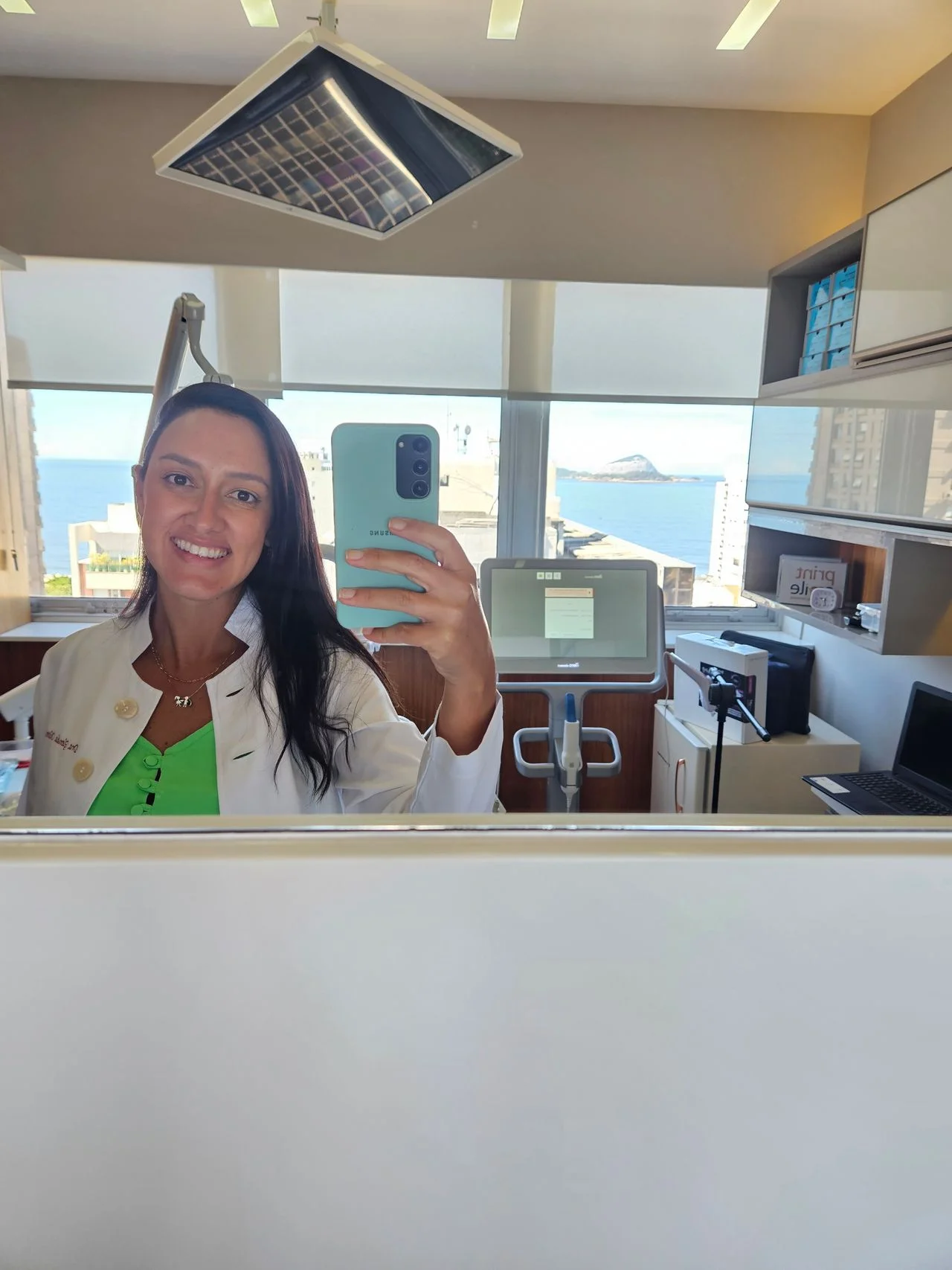 Sala de atendimento da Dra. Glenda Vacchiano — especialista em Periodontia no Rio de Janeiro